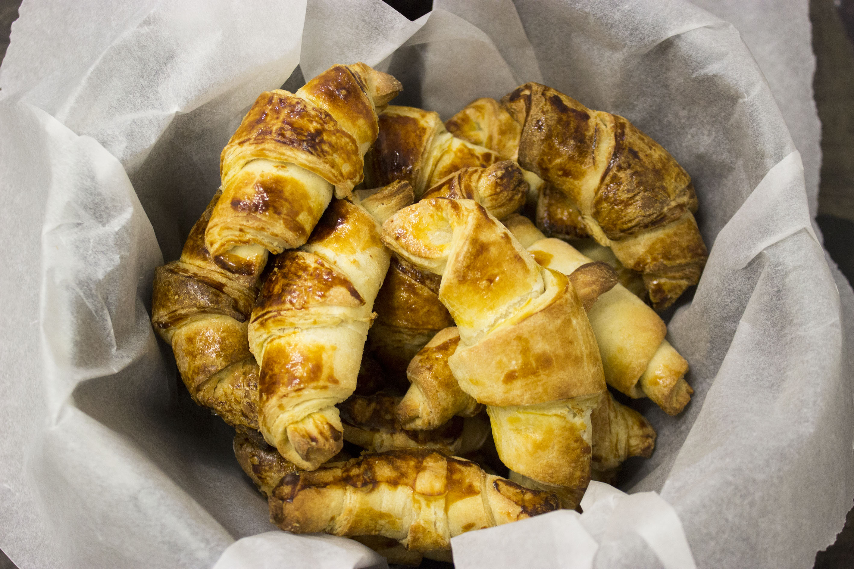 Un saladier rempli de croissants maisons.