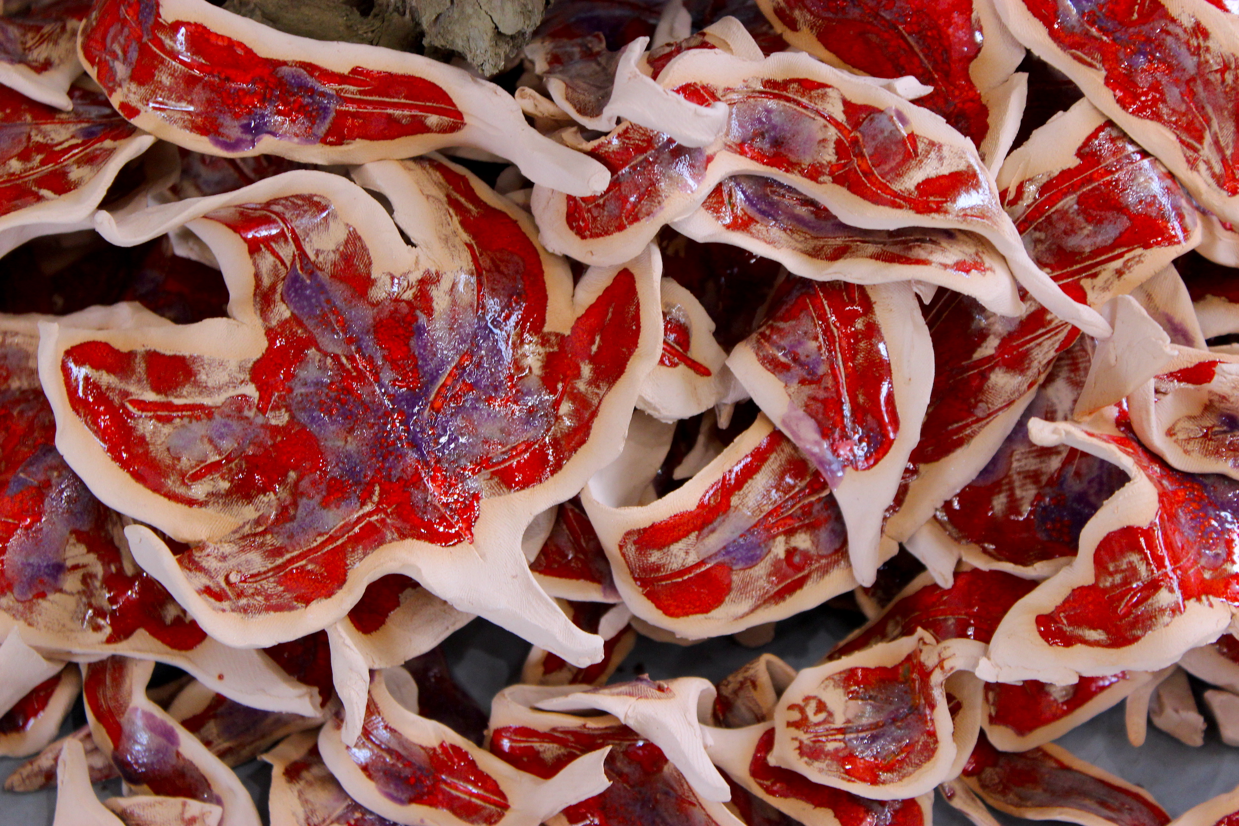 gros plan sur les feuilles en cérmique, on voit de nouvelles formes