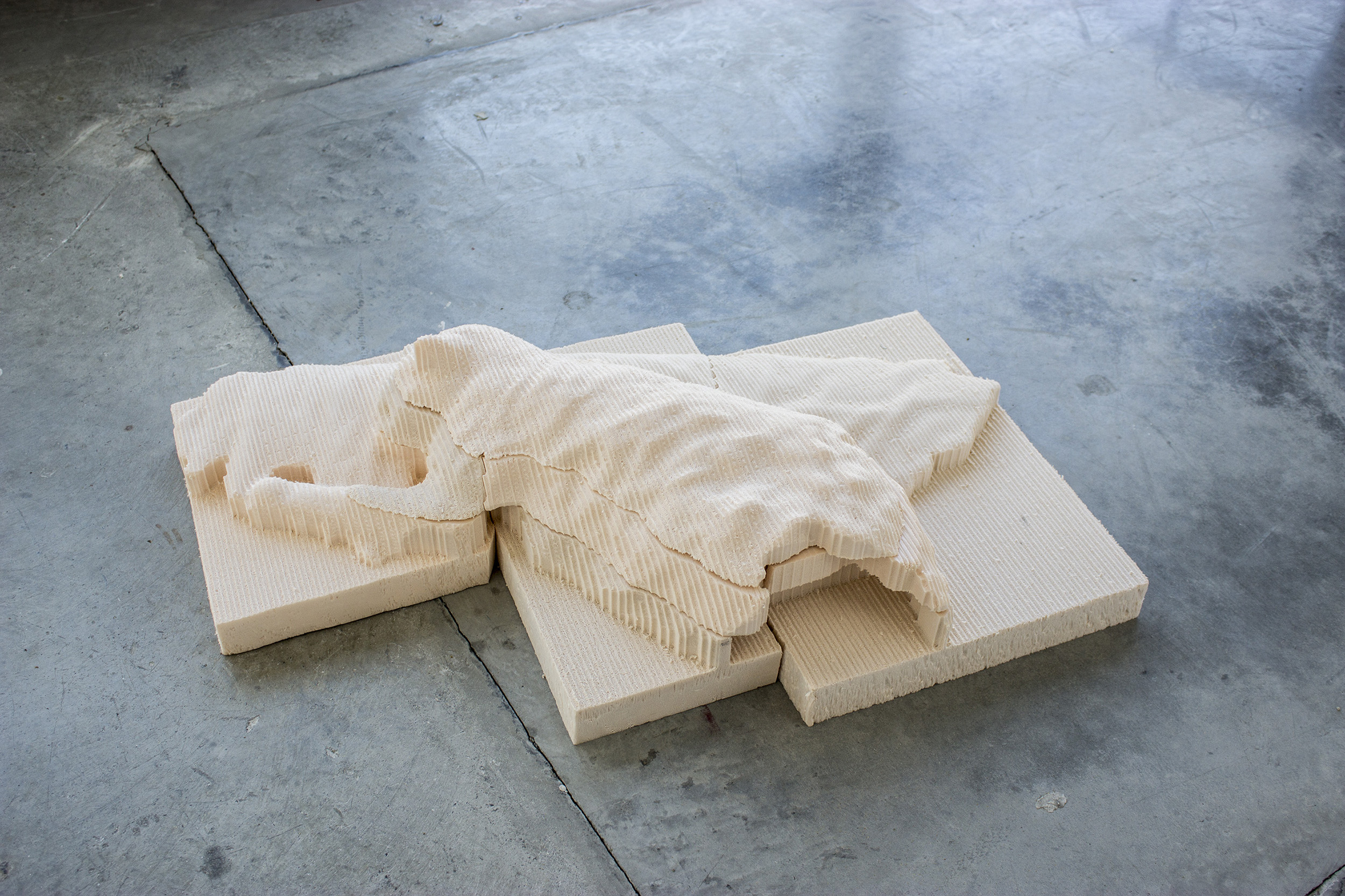 C'est la sculpture la plus complète, elle fait 3 niveaux de polystyrène empilés eux même décomposés en plusieurs portion, comme des gros pixels rose pâles. Gat est allongé sur le côté, en pleine sieste, une patte posé à côté de sa tête dont les oreilles dépassent. On apperçoit ce qui semble être un bout de couverture sous son corps qui fait maintenant parti du paysage que crée cette sculpture.