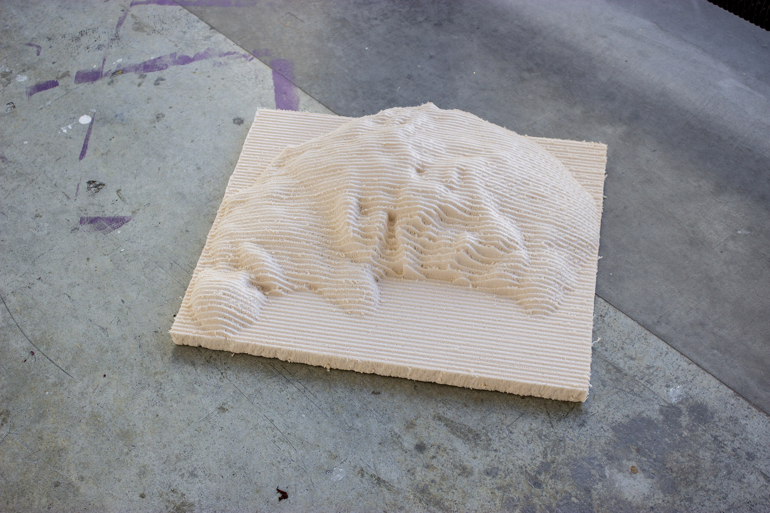 A première vue il s'agit d'une île en forme de croissant de lune, en réalité Kickass est sur le dos nous montrant son ventre. La sculpture ne fait qu'un niveau de polystyrène dans un seul bloc rose pâle, on ne voit pas d'oreille qui dépasse mais on apperçoit une patte repliée sur le ventre.