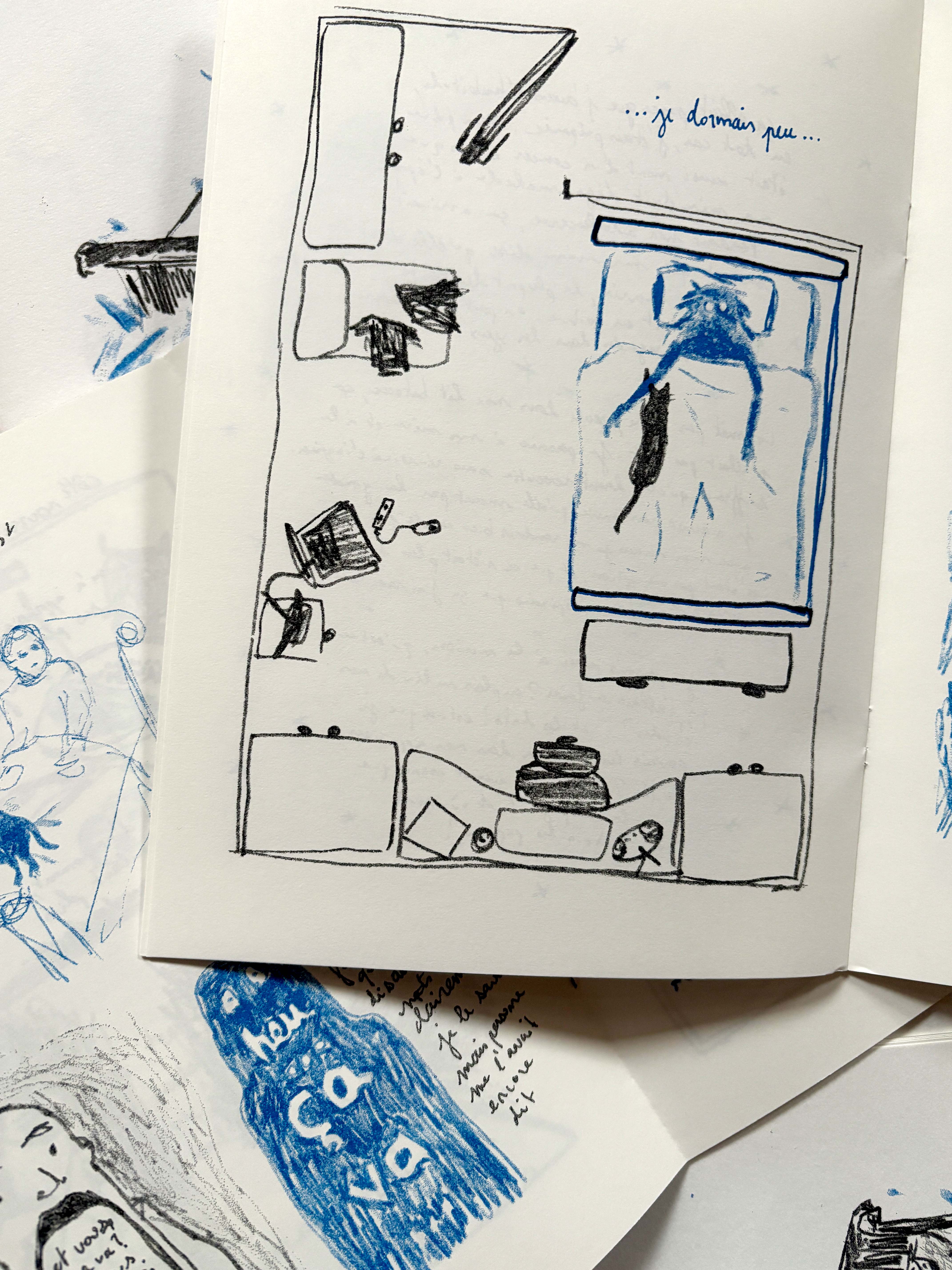 2 pages de la BD qui représentent une vue de haut d'une femme dans un lit ainsi qu'une silhouette qui dit euh oui ça va.