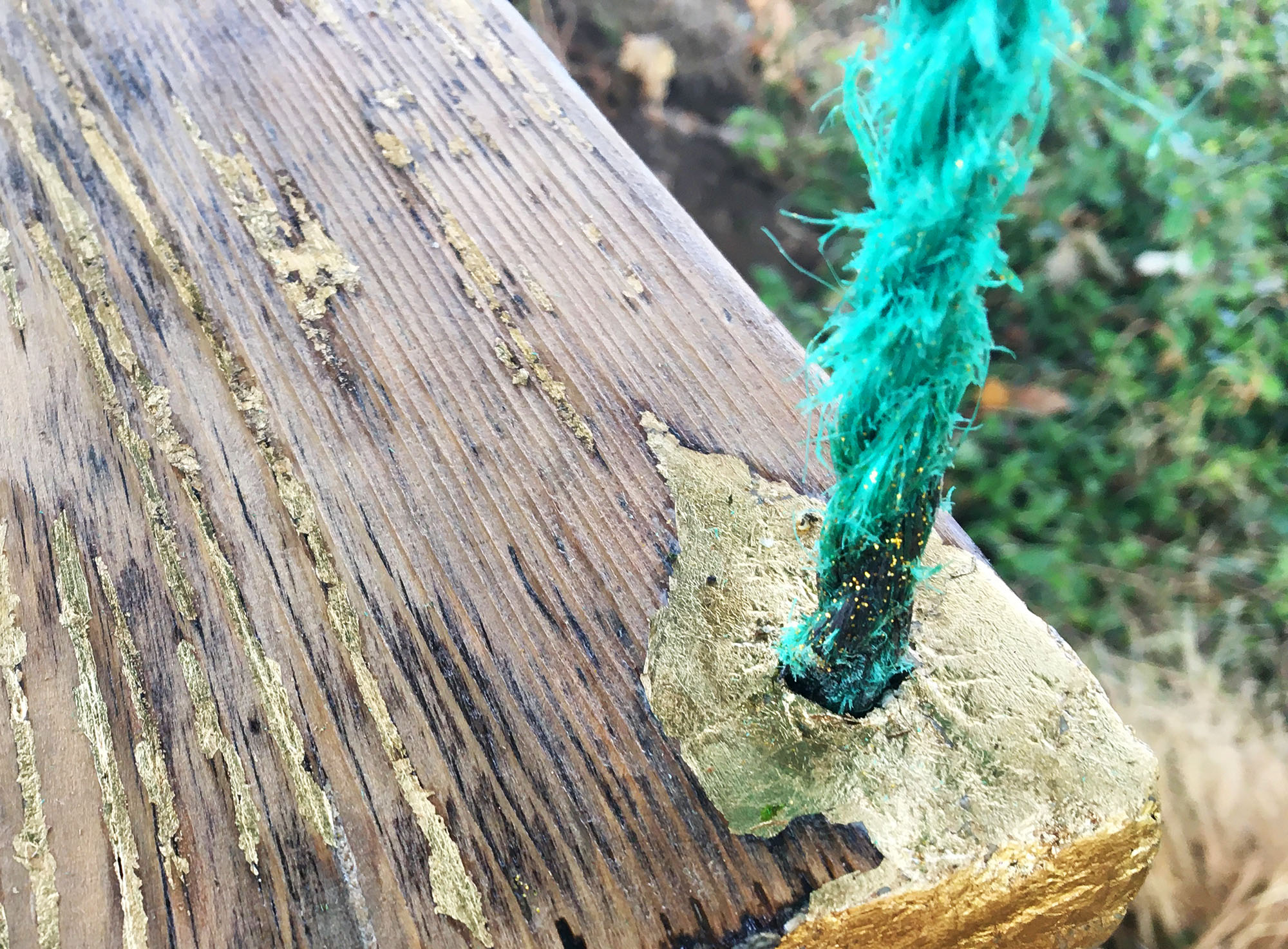 Sur une balançoire réparée à la feuille d'or on voit des paillettes dorées dans la corde.