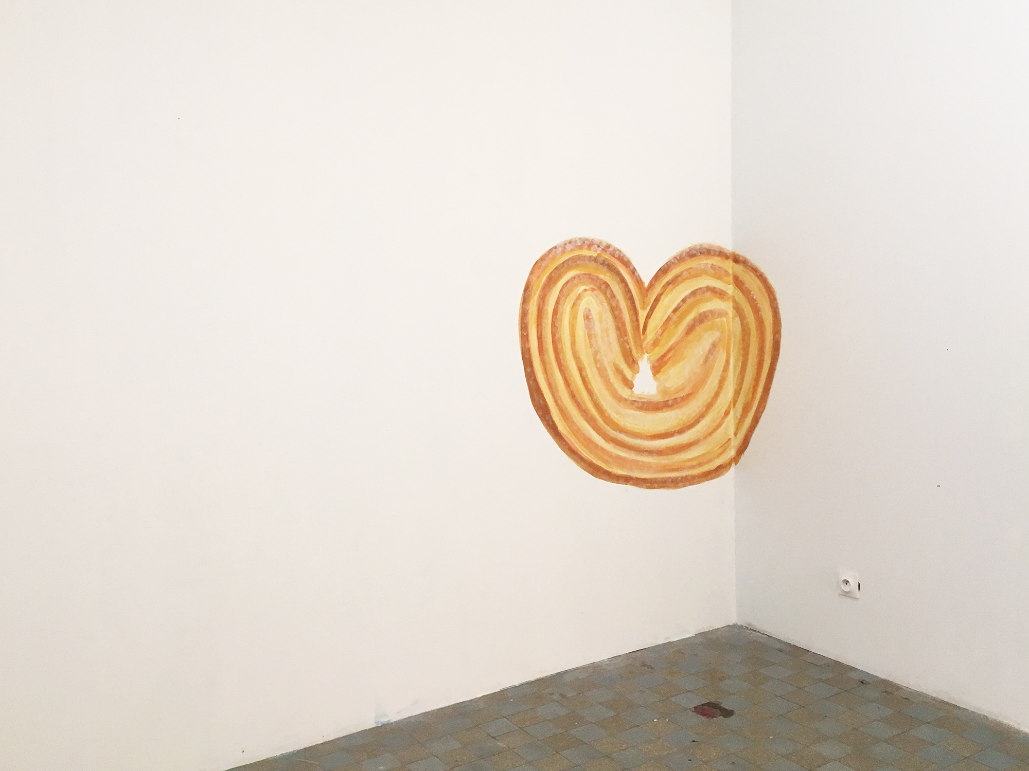 Gros plan sur un palmito en peinture sur le mur.