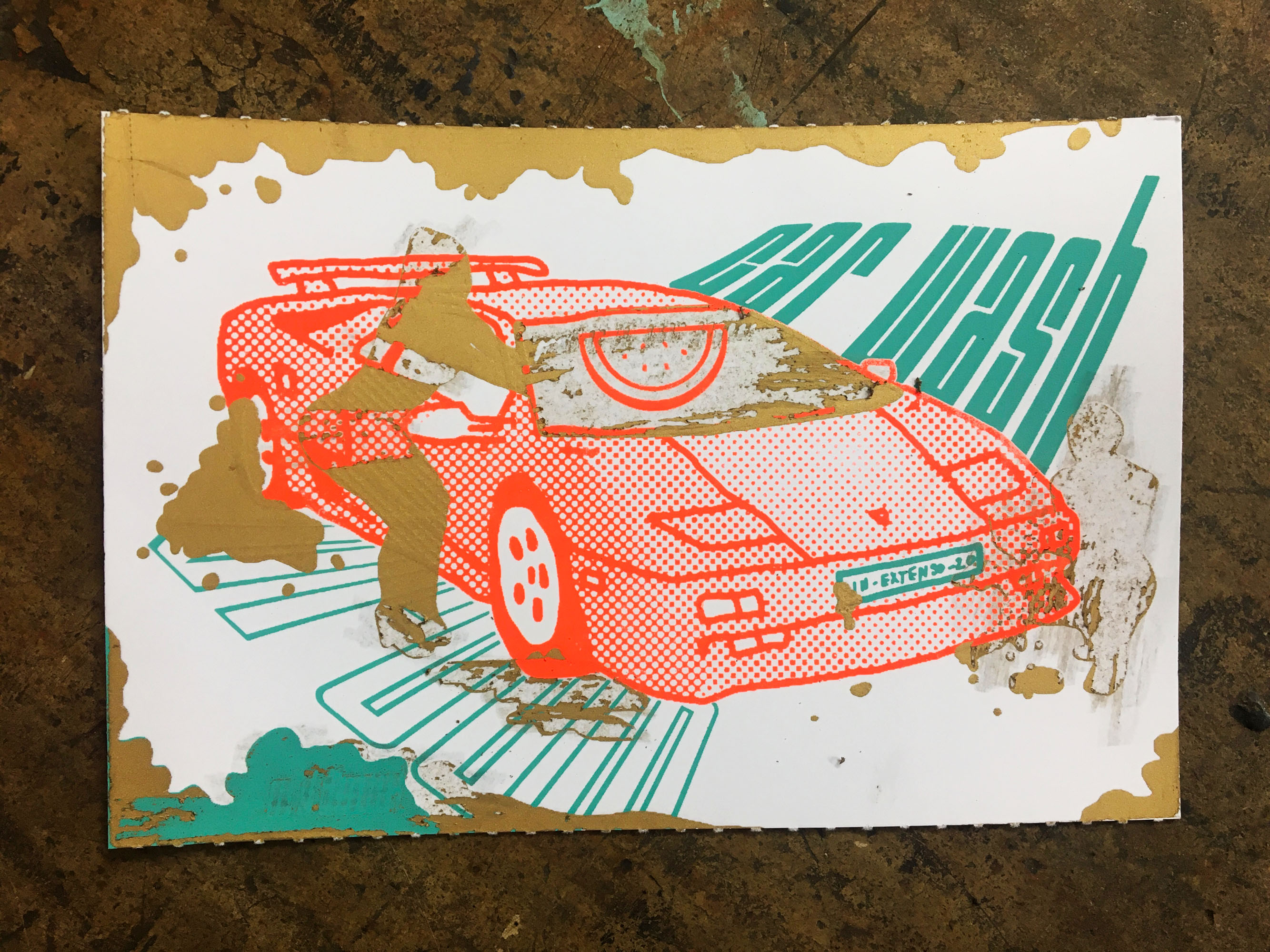 un gros plan sur un ticket à gratter une fois partiellement gratté. La Lamborghini Diablo est propre sauf sur la roue arrière. Il n'y a plus qu'une personne en position sexy avec maintenant un maillot de bain en négatif (effacé), l'autre personne a complétement été effacée. On peut voir qu'il y a inscrit in extenso 20 sur la plaque d'immaticulation.