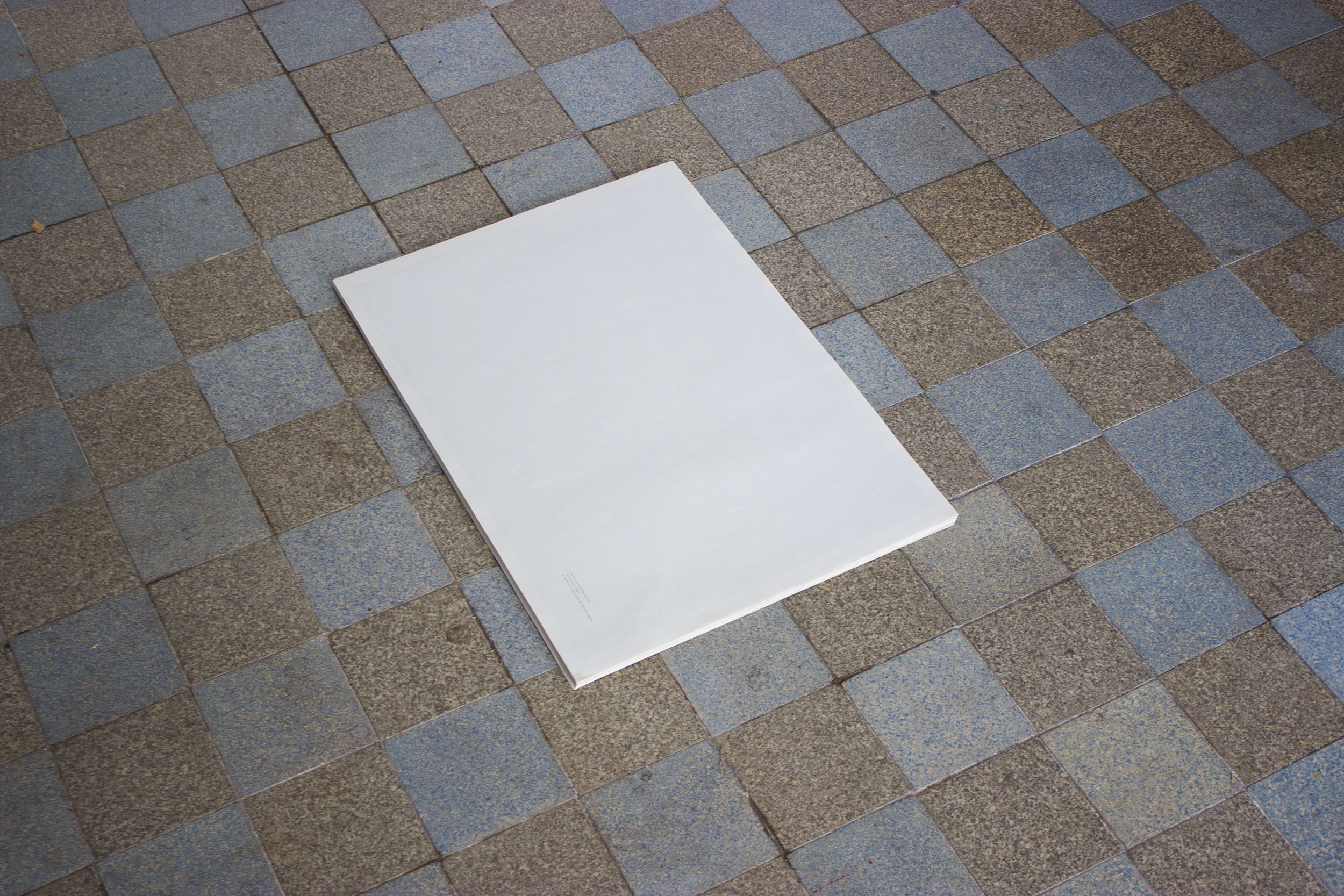 un tas de feuille blanche est posé eà même le sol.